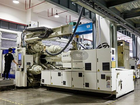 Large tonnage injection molding machine at Jeancen Mold